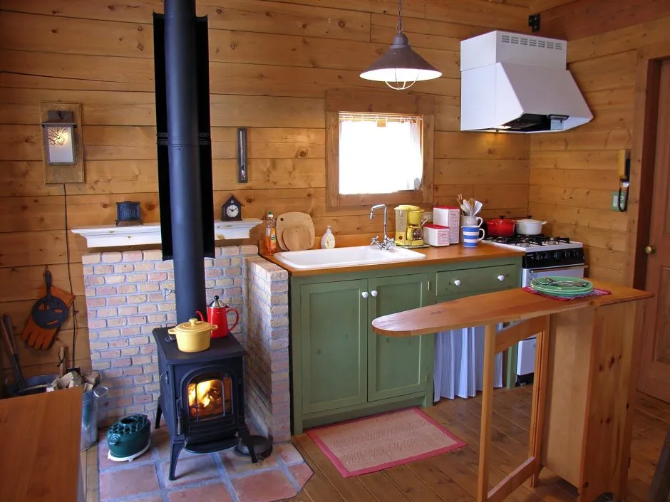 Кухня-гостиная в деревянном доме