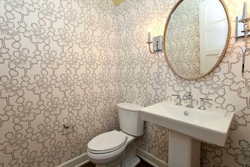 Обои – неплохой вариант для отделки стен в ванной комнате