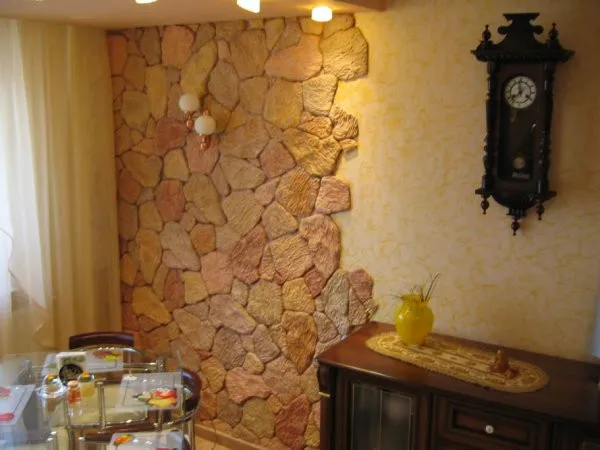 Дизайн стены в маленькой кухне с помощью обоев и декоративного камня