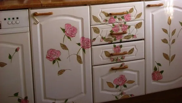 Кухонную мебель и технику также можно декорировать, продолжая декор стены