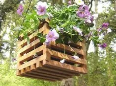 modern ideas for home decorating with flowers, hanging planters and flower pot holders Pergola Swing, Pergola With Roof, Pergola Patio, Backyard, Diy Hanging Planter, Hanging Baskets, Uses For Wooden Crates, Outdoor Wood, Outdoor Decor
