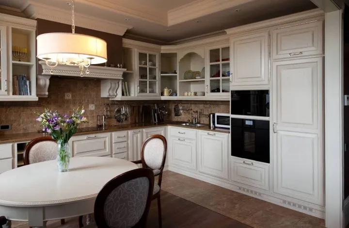 Кухонная зона в стиле классика
