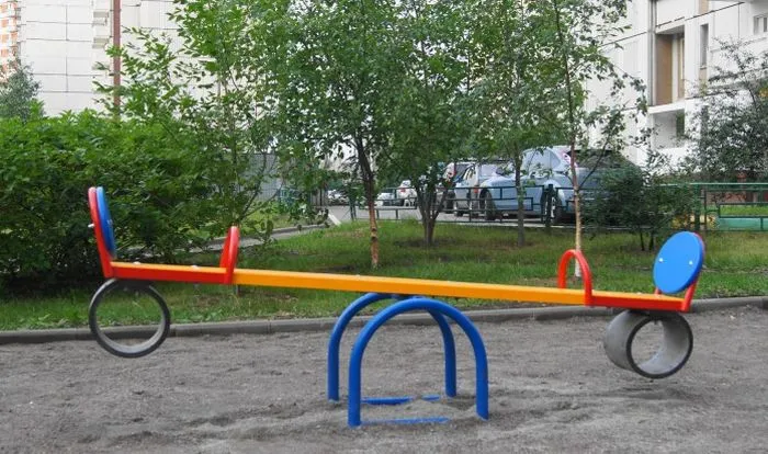 На фото видно демпфер из толстой резины.