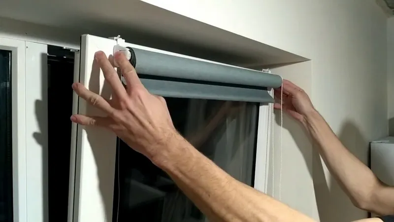Как установить рулонные шторы на окно ...