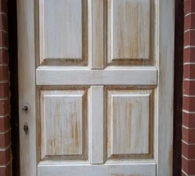 Старая крашеная дверь