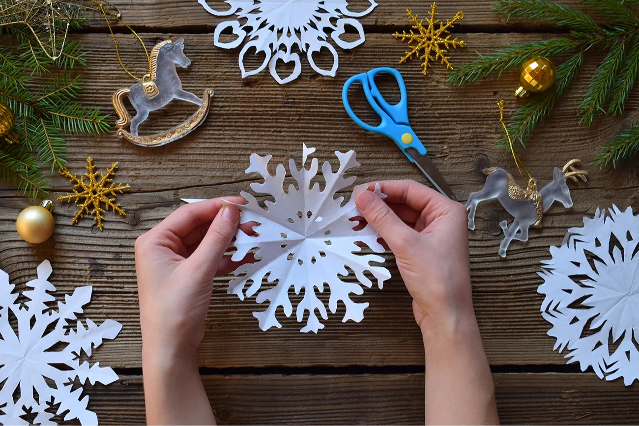 Вспомните детство и вырежьте из бумаги снежинки, гирлянды и новогодние шары