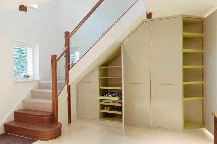 Пространство под лестницей можно занять гардеробной