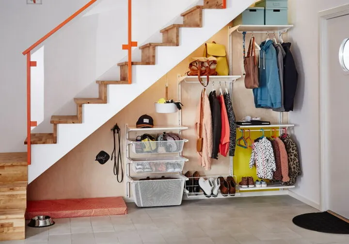 Под лестницей лучше установить сетчатую или джокерную систему гардеробной