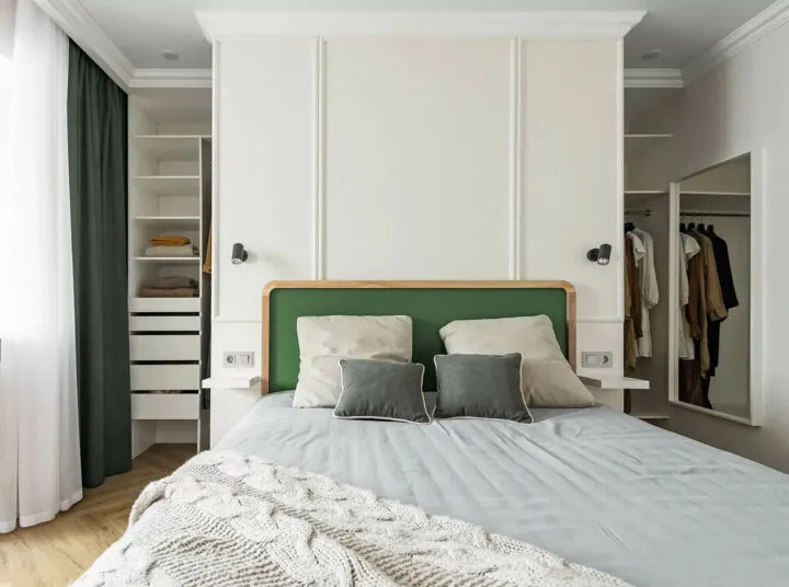 Гардеробная система в спальне за кроватью – это отличное решение для узких и длинных комнат