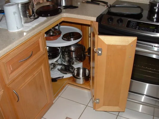 Открытая дверца угловой секции кухонного гарнитура
