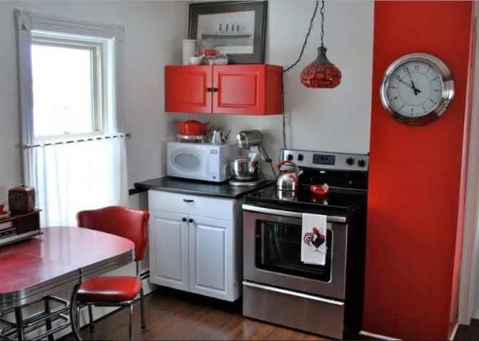 Красная мебель на кухне размерами 3 на 3 метра