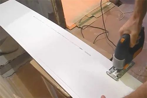 Резка пластиковой панели с помощью электрического лобзика