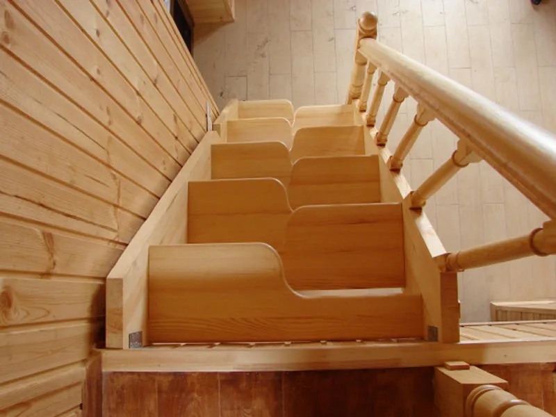 Интересно в интерьере дачного домика будет смотреться деревянная лестница «Гусиный шаг»