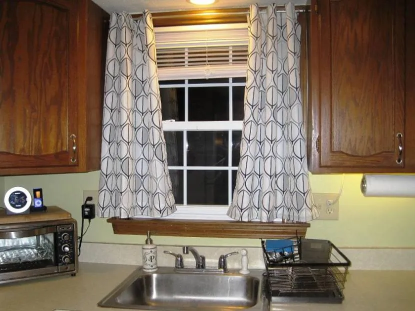 Укороченные шторы на кухню