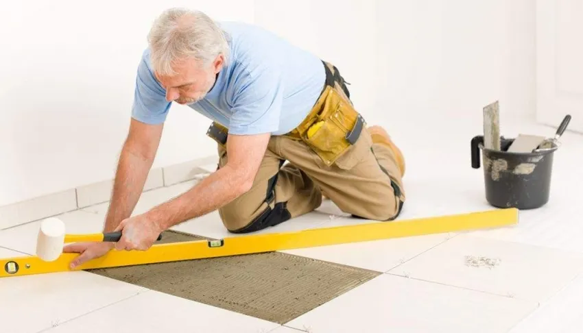 Если ремонт полового покрытия необходимо произвести в кратчайшие сроки, лучше вызвать специалистов по укладке керамической плитки