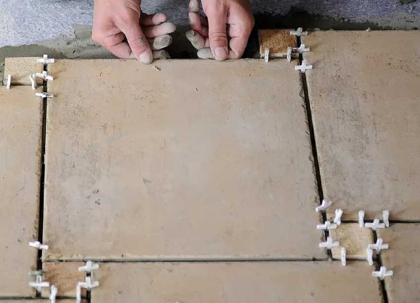 При укладке керамической плитки следует использовать специальные крестики для фиксации размера швов