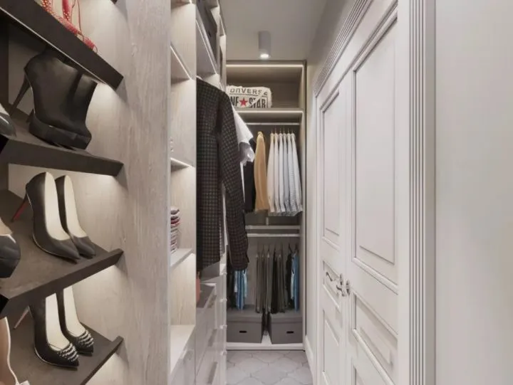Вытянутая гардеробная комната