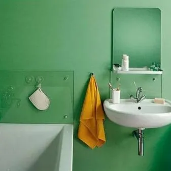 Крашеные стены в бюджетной ванной