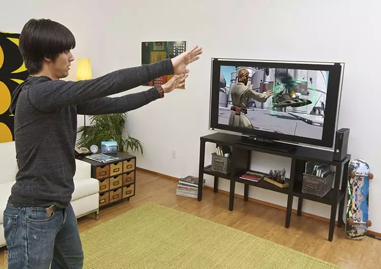 Так что продумайте, где можно повесить экран телевизора так, чтобы перед ним было достаточно места для активного движения во время игр